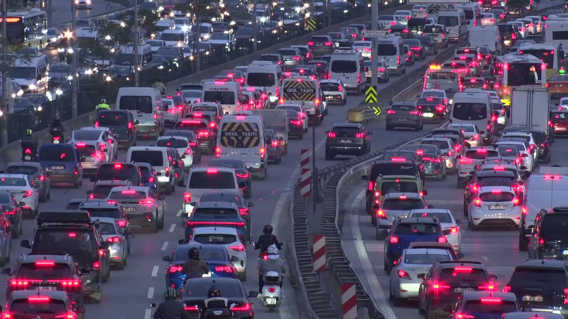 İstanbul'da trafik felç! Durma noktasına geldi - 3. Resim