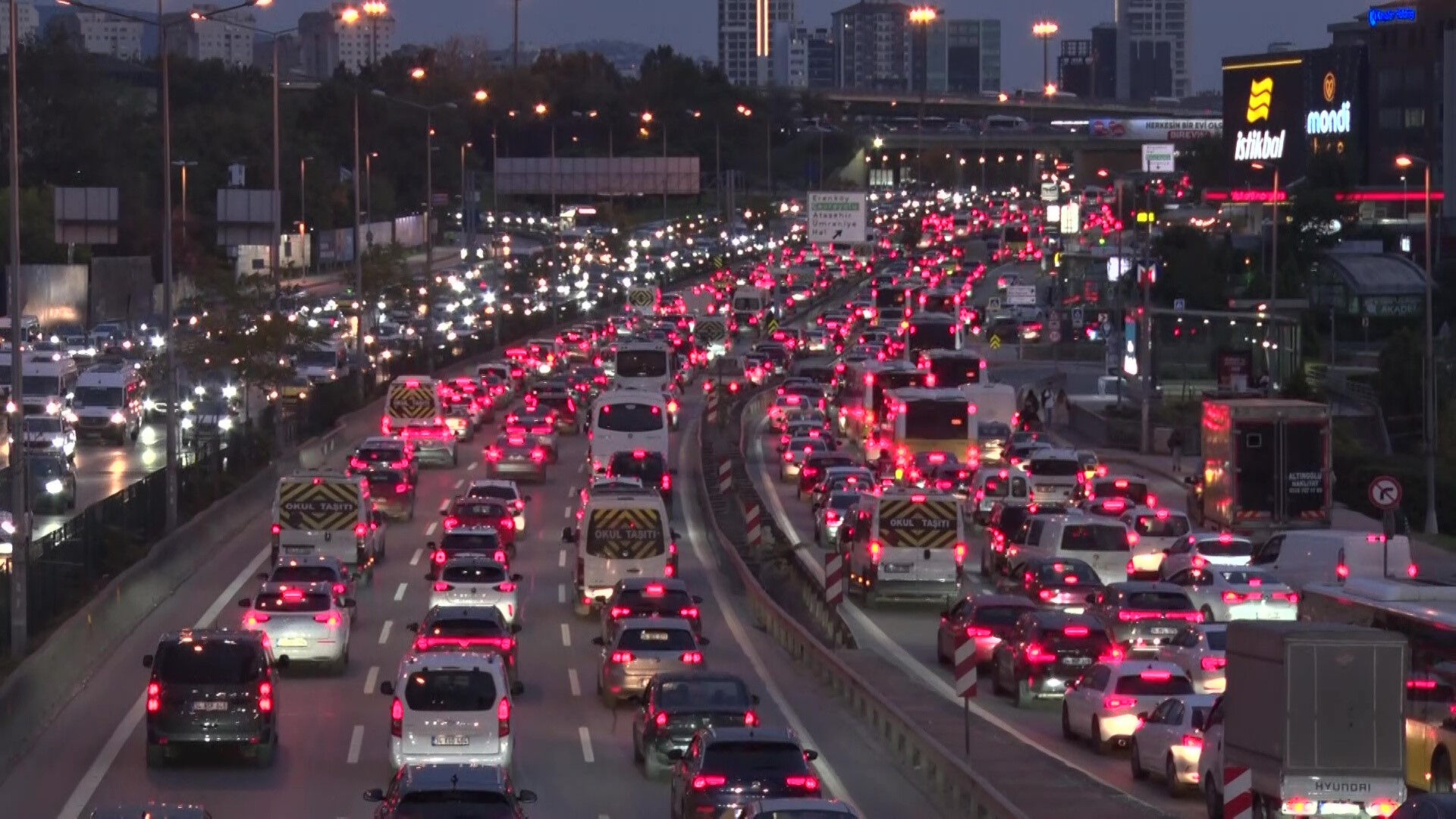 İstanbul'da trafik felç! Durma noktasına geldi - 1. Resim