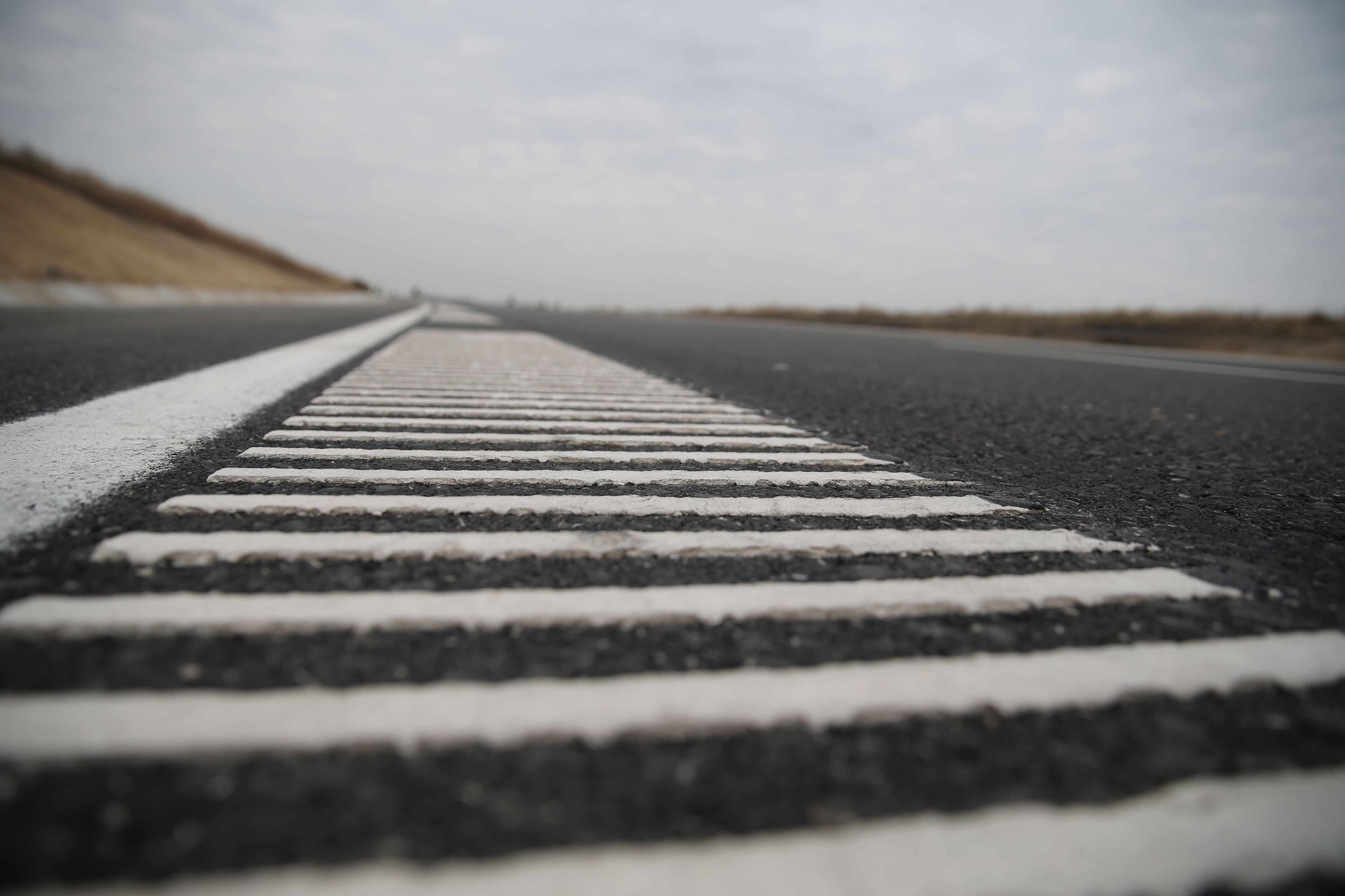 Kara yolunda bu şeridi kullanan 