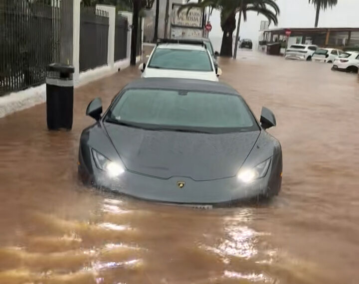 Lüks arabalar sele kapıldı! İspanya’yı vuran fırtına ülkeyi felç etti - 2. Resim