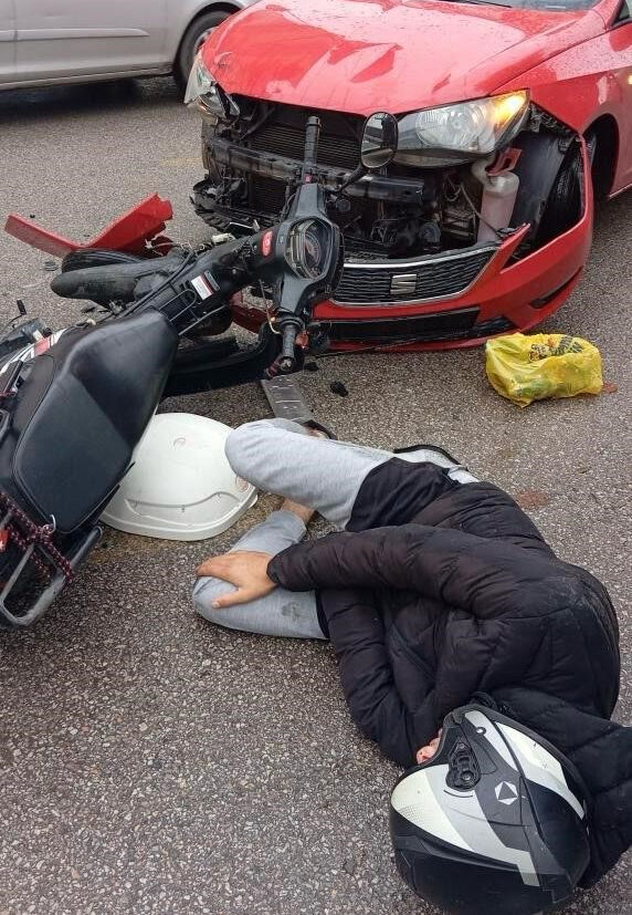 Sakarya'da motosiklet ve otomobil çarpıştı: Sürücü yola fırladı - 1. Resim