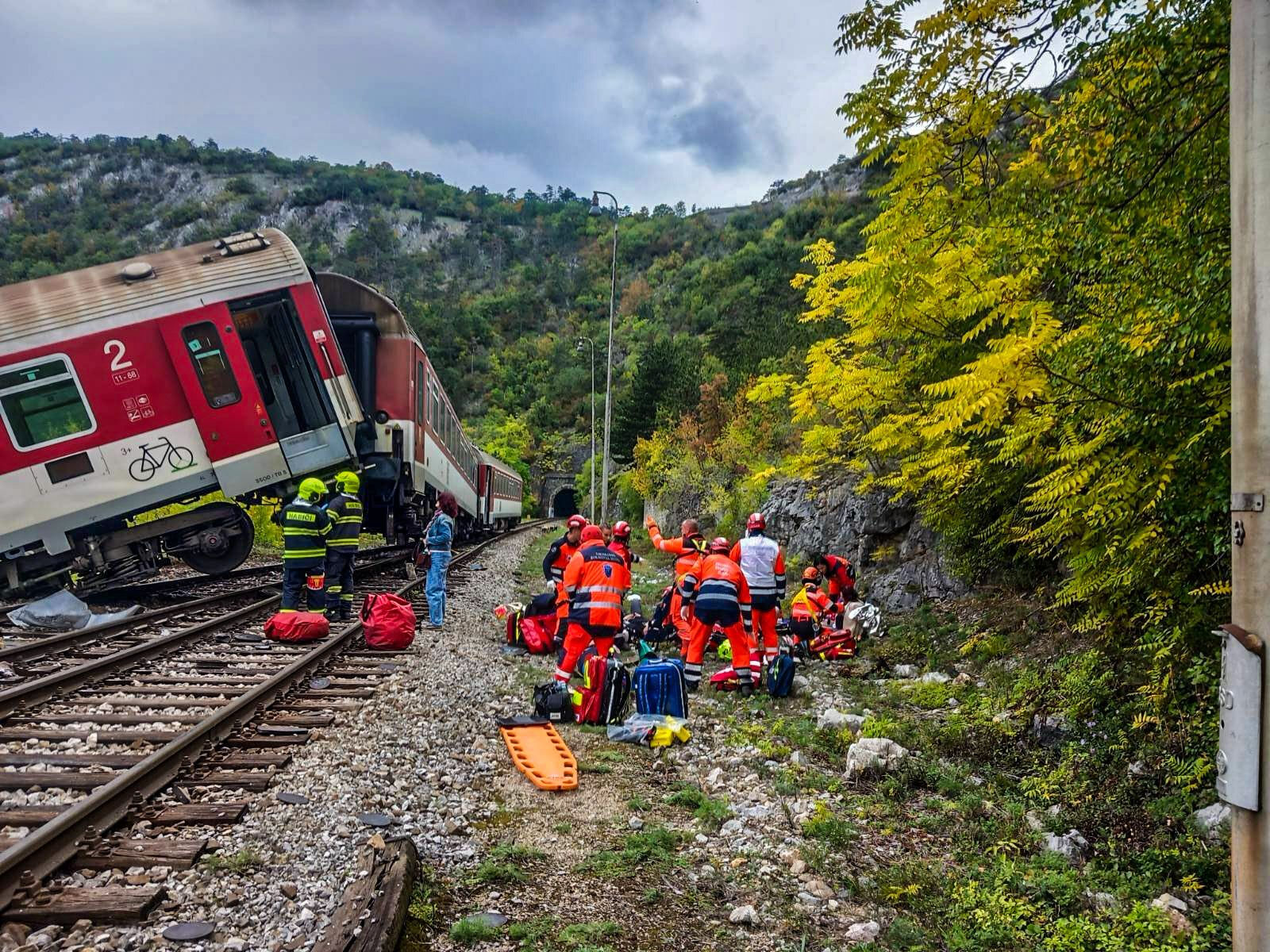 Slovakya’da iki tren çarpıştı: 100'den fazla yaralı var Slovakya’da iki tren çarpıştı: 100'den fazla yaralı var - 1. Resim