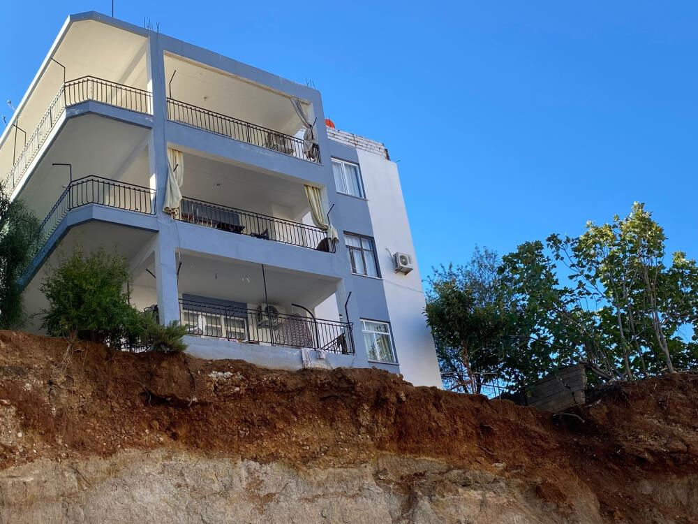 Antalya'da toprak kayması! İnsanlar tahliye edildi, çalışmalar durdu - 2. Resim