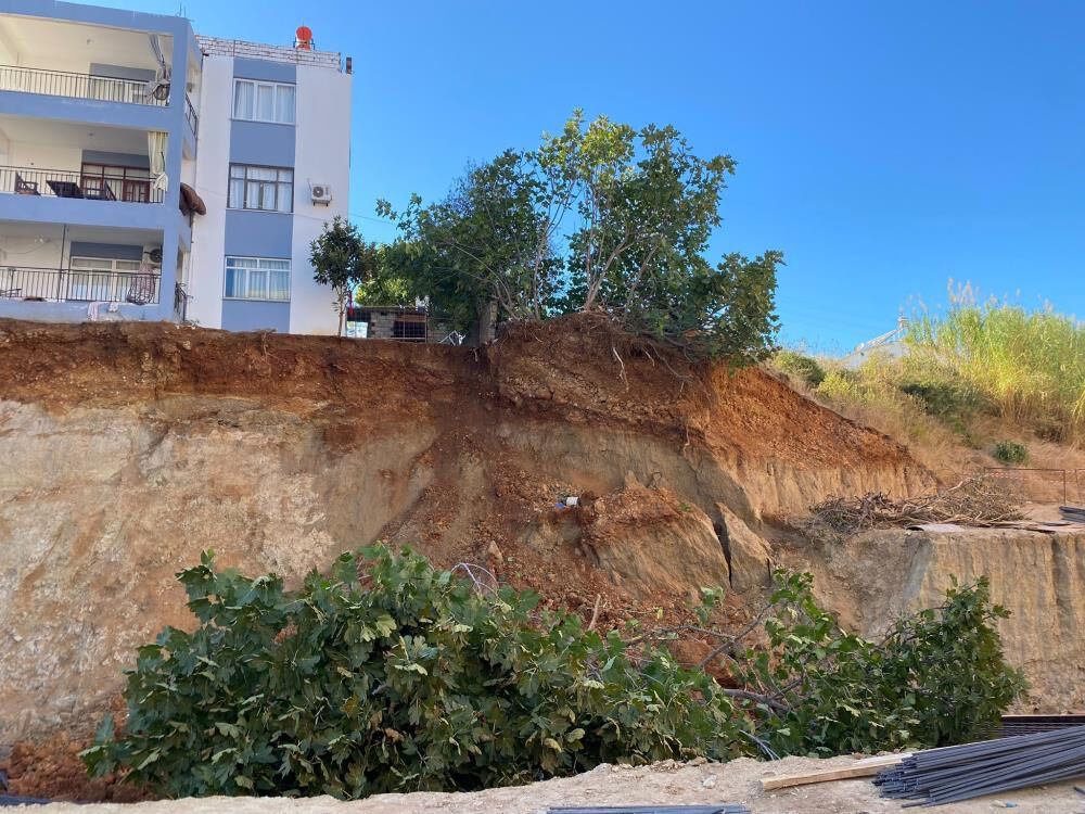 Antalya'da toprak kayması! İnsanlar tahliye edildi, çalışmalar durdu - 1. Resim