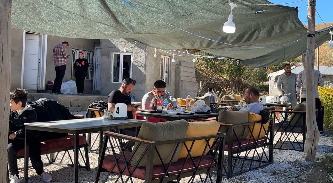 Bahçesinden topladı, evini lokantaya çevirdi! Ailece çalışıyor, ailece kazanıyor - 2. Resim