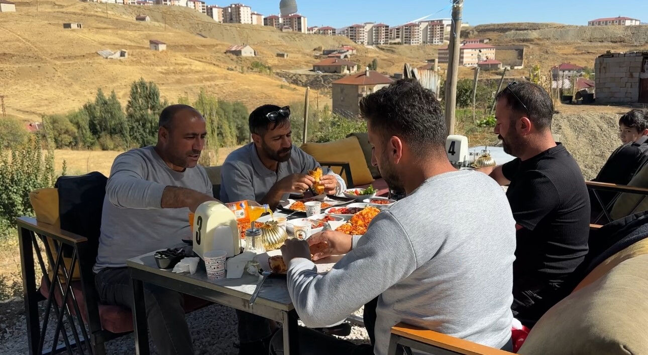 Bahçesinden topladı, evini lokantaya çevirdi! Ailece çalışıyor, ailece kazanıyor - 4. Resim
