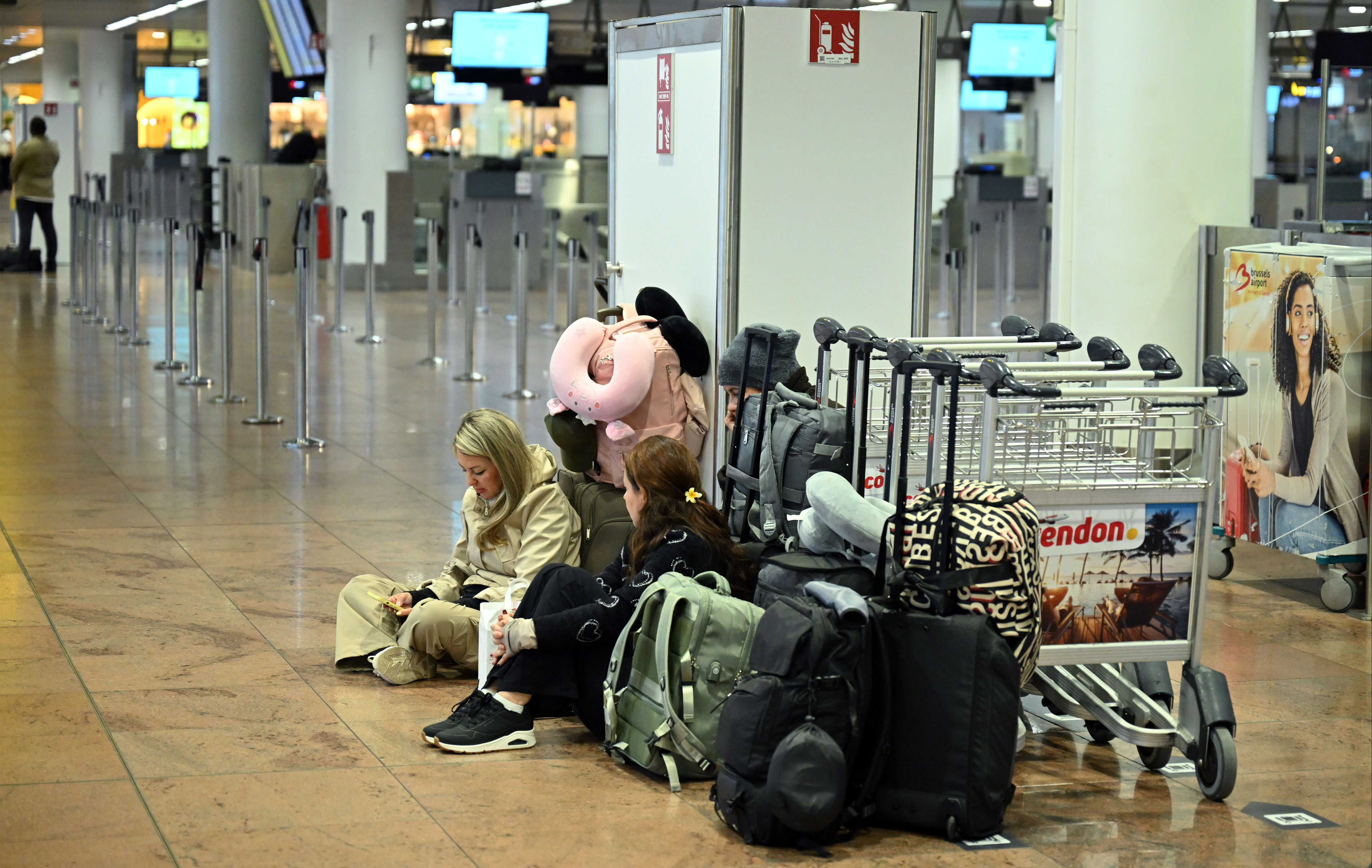 Belçika'da binlerce çalışan grevde: Uçuşlar durdu, kamu hizmetleri ve eğitim iptal Belçika'daki toplu grev, hayatı durma noktasına getirdi: Uçuşlar iptal edildi, eğitime ara verildi! - 2. Resim