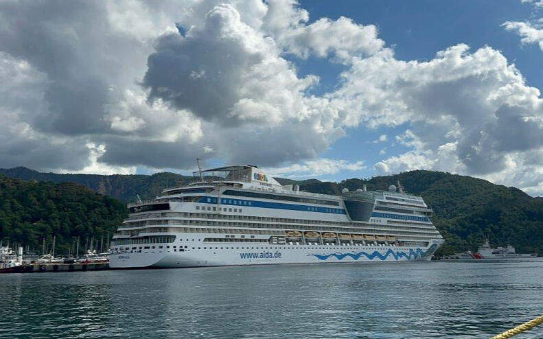 Büyük kruvaziyer Marmaris Limanı'na demir attı! 2 bin 500 turist ilçeye akın etti! Dev kruvaziyer Marmaris Limanı'na demir attı! 2 bin 500 turist ilçeye akın etti! - 1. Resim