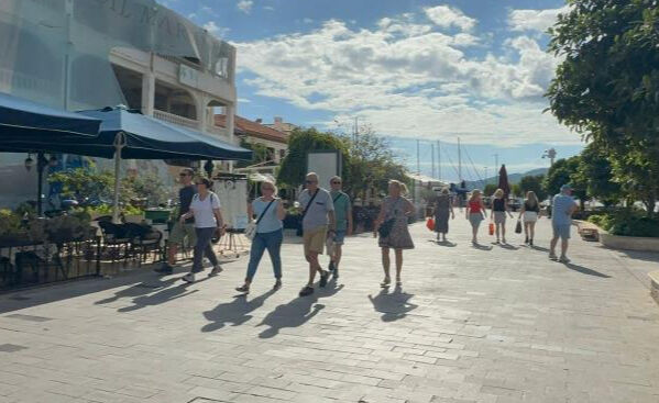 Büyük kruvaziyer Marmaris Limanı'na demir attı! 2 bin 500 turist ilçeye akın etti! Dev kruvaziyer Marmaris Limanı'na demir attı! 2 bin 500 turist ilçeye akın etti! - 2. Resim