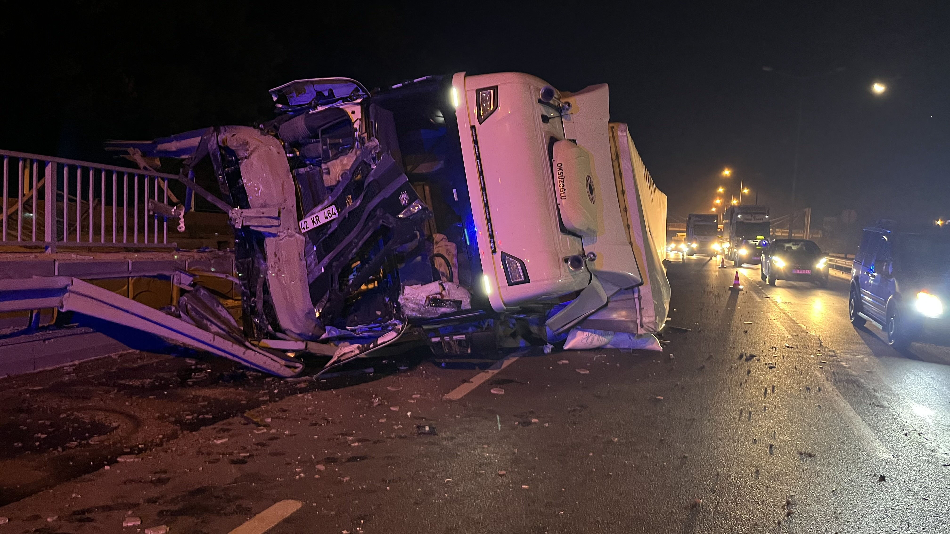 Eskişehir-Ankara yolunda tır devrildi, trafik durdu! Eskişehir-Ankara yolunda tır devrildi, trafik durdu! - 1. Resim