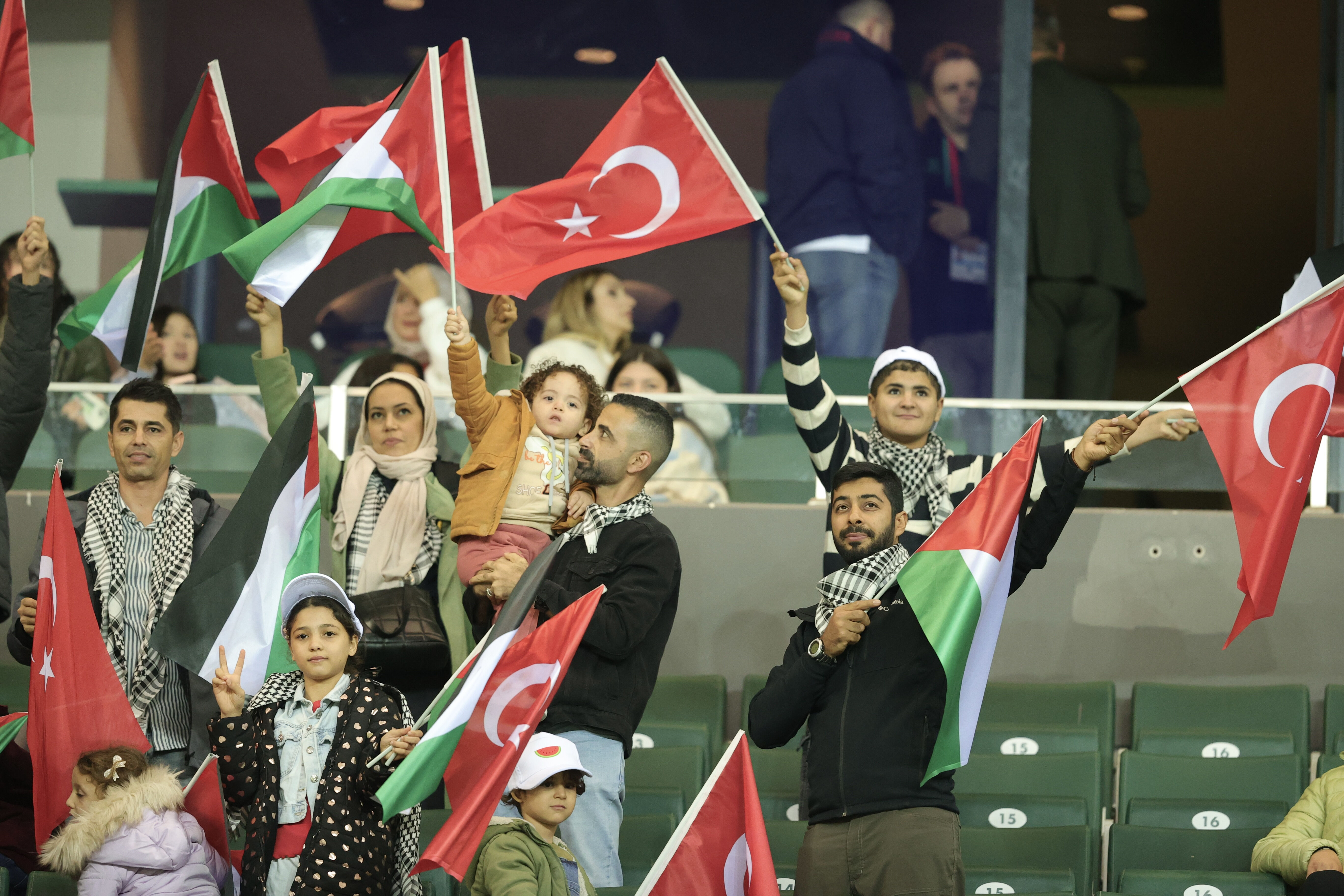 Filistinli çocuklar Türkiye-Gürcistan maçı için Kocaeli'ne getirildi - 1. Resim