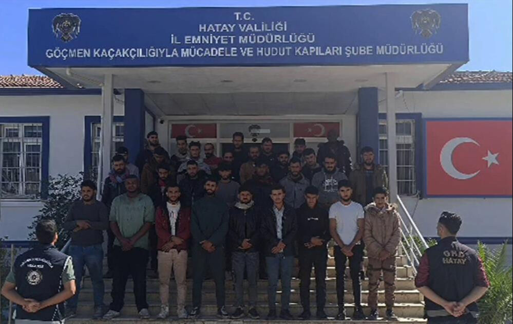 Hatay'da hafriyat kamyonu kasasından moloz yerine düzensiz göçmen çıktı - 1. Resim