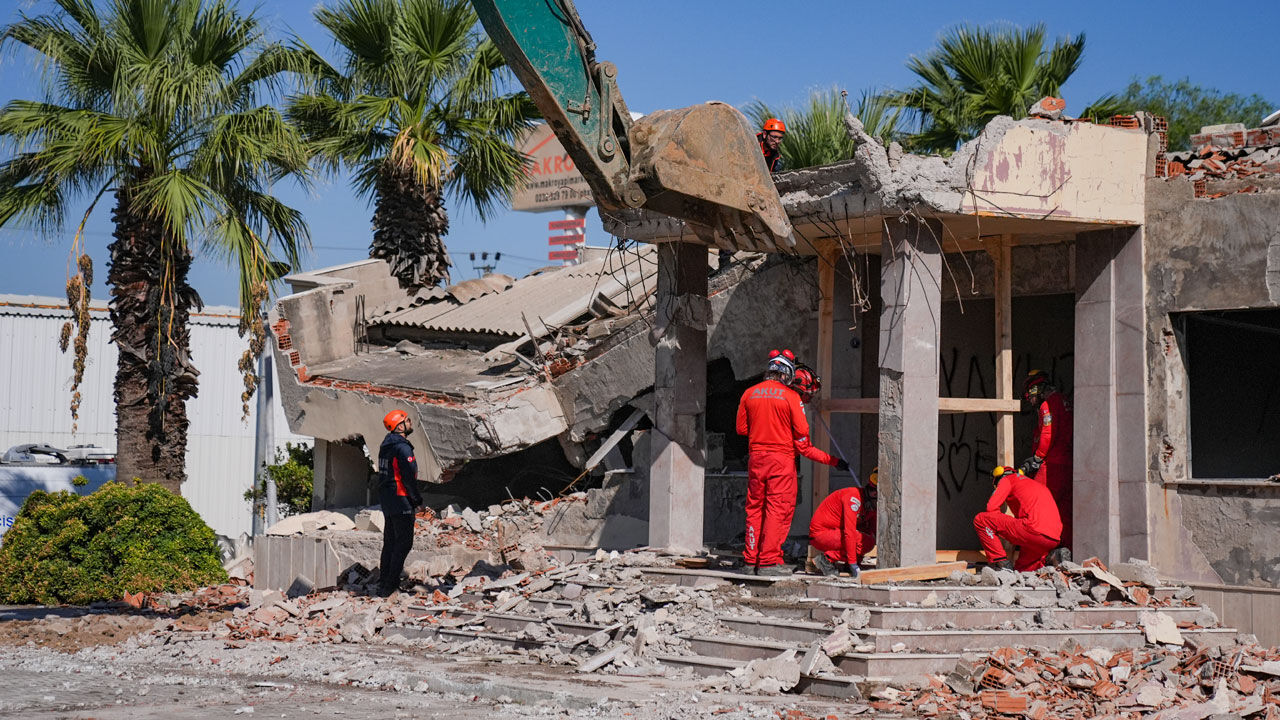 İzmir ve Manisa'da 6,6'lık deprem senaryosu gerçeği aratmadı: Helikopterler havalandı, ekipler alarma geçti - 2. Resim