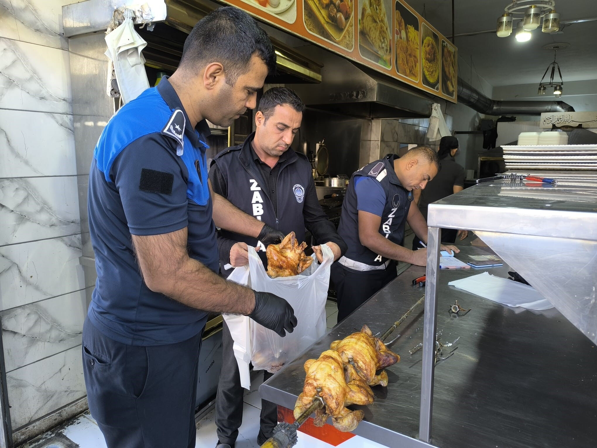 Kebap yapıp vatandaşa yedireceklerdi! Şanlıurfa'da 183 kilogram bozulmuş tavuk eti imha edildi - 2. Resim