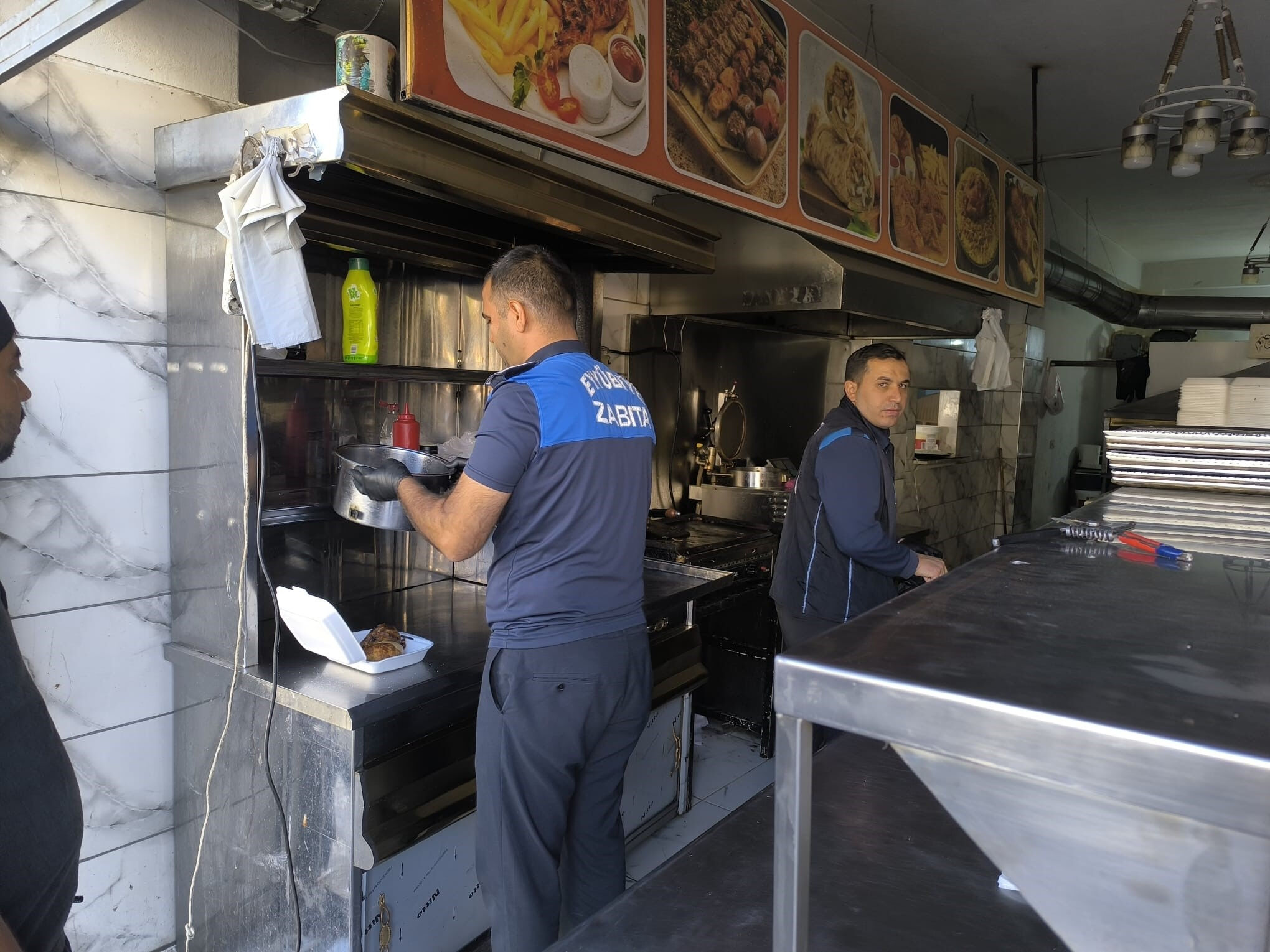 Kebap yapıp vatandaşa yedireceklerdi! Şanlıurfa'da 183 kilogram bozulmuş tavuk eti imha edildi - 1. Resim