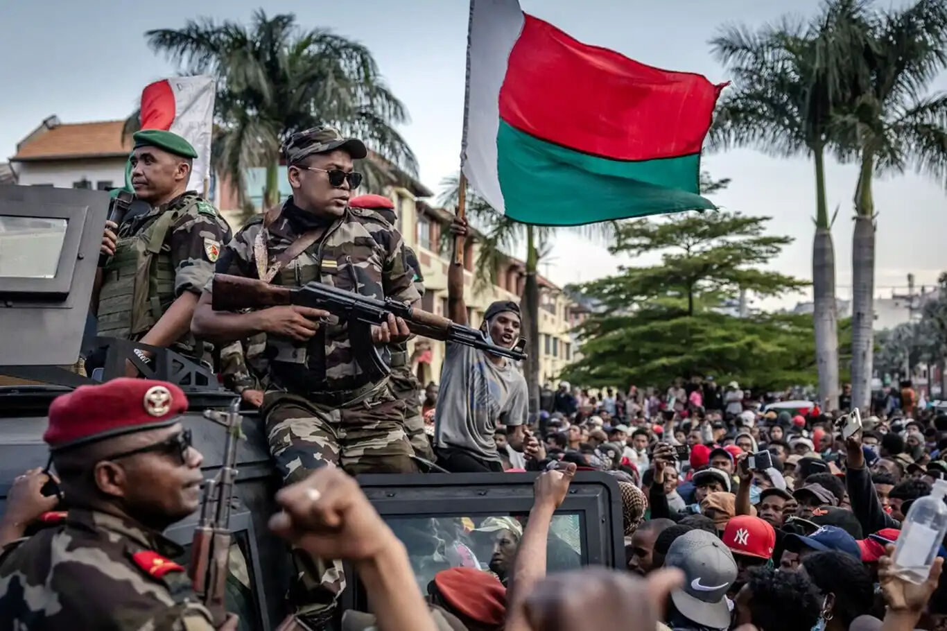 Madagaskar'da ordu yönetime el koydu! Cumhurbaşkanı ülkeyi terk etti - 1. Resim