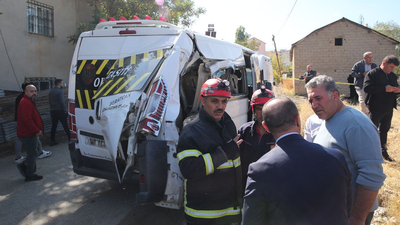 Muş'ta tren, servise çarptı: 17 öğrenci yaralandı! Muş'ta tren, servise çarptı: 17 öğrenci yaralandı! - 1. Resim