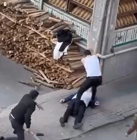 Sokak ortasında sopalı bıçaklı kavga! Kan donduran anlar kamerada - 1. Resim