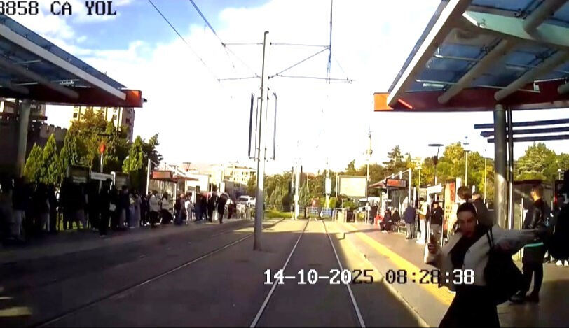 Tramvayın altında kalmaktan son anda kurtuldu! Görevlinin hayat kurtaran dokunuşu - 3. Resim