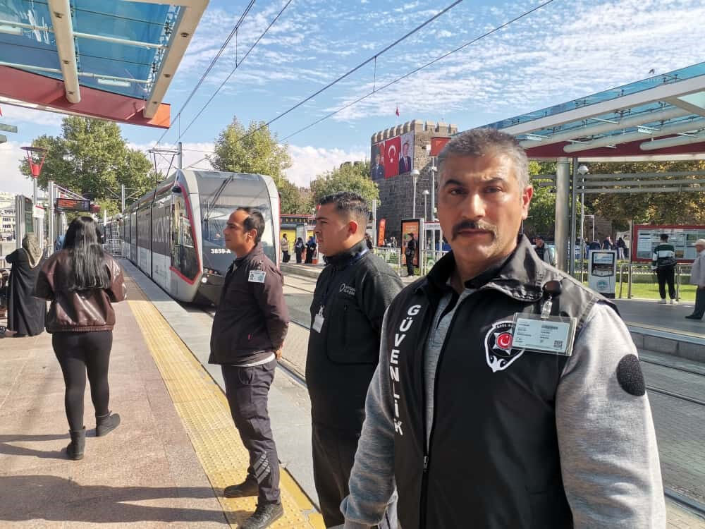 Tramvayın altında kalmaktan son anda kurtuldu! Görevlinin hayat kurtaran dokunuşu - 2. Resim