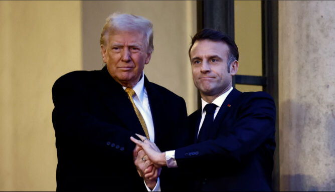 Trump ile Macron arasında 'soğuk bir savaş'! Gizemli tokalaşma ve 'yap da görelim' sözleri... - 1. Resim