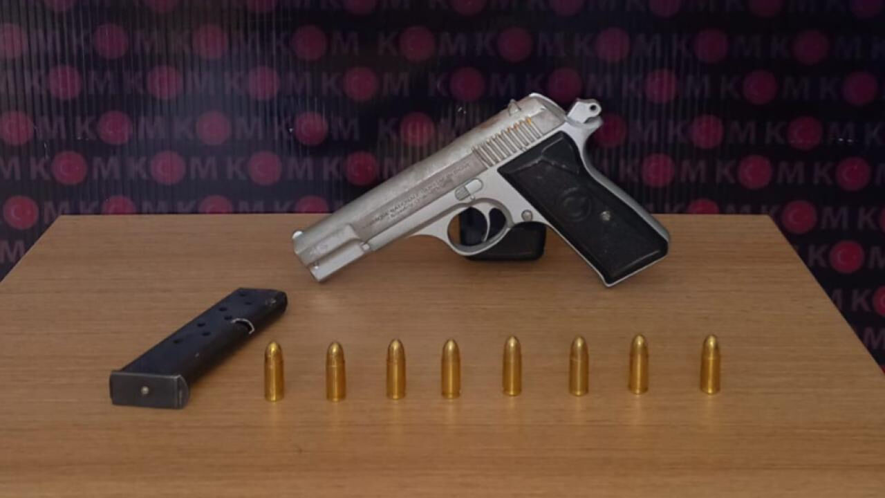 Uşak'ta yolcu otobüsünden çıkanlar 'pes' dedirtti! Şahsın valizinden 55 ruhsatsız silah çıktı - 1. Resim