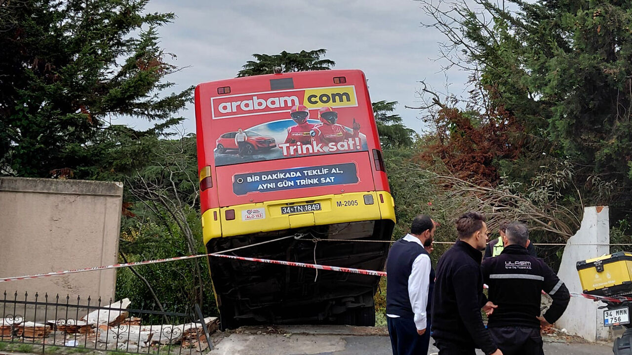 Üsküdar'da İETT otobüsü kaza yaptı! Duvarda asılı kaldı Üsküdar'da frenleri tutmayan İETT otobüsü kaza yaptı! - 1. Resim