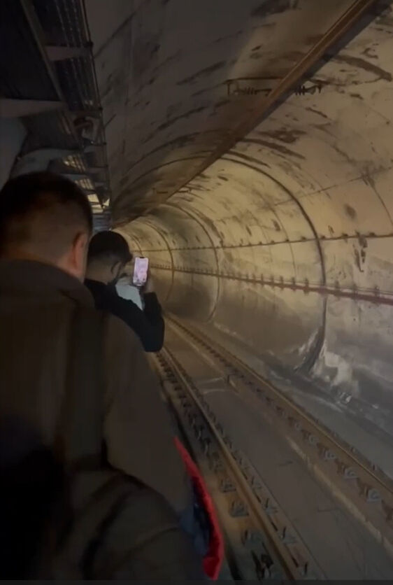 Yolcular raylarda yürüdü, seferler aksadı! İstanbul'da metroda intihar girişimi - 1. Resim