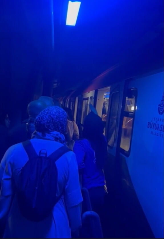 Yolcular raylarda yürüdü, seferler aksadı! İstanbul'da metroda intihar girişimi - 2. Resim