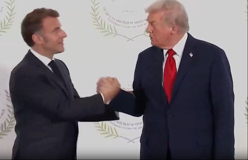 Zirveye damga vuran anlar! Trump ve Macron adeta bilek güreşine tutuştu - 1. Resim