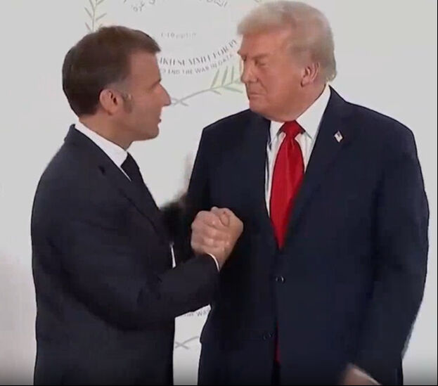 Zirveye damga vuran anlar! Trump ve Macron adeta bilek güreşine tutuştu - 2. Resim