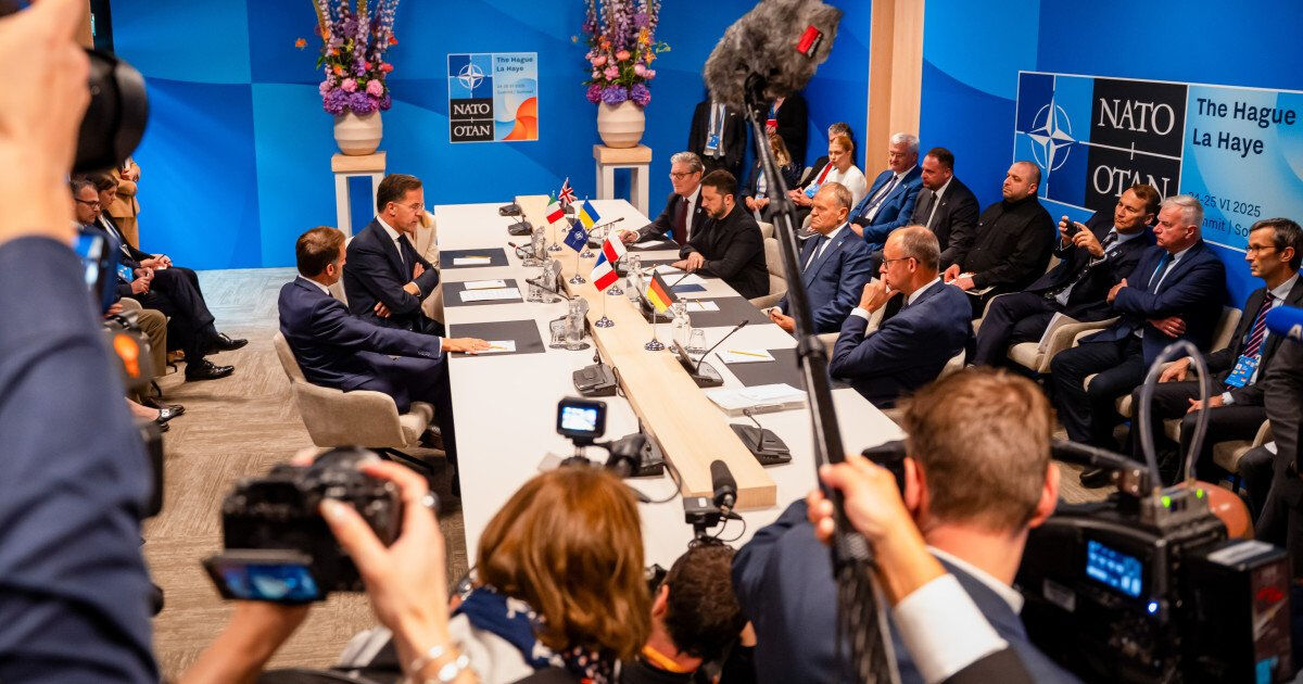 32 üye ülkenin savunma bakanları Brüksel'de toplandı: NATO'da gündem Putin'i durdurmak Bakanların masasında önemli konuların olduğunu belirten Rutte, haziran ayında Lahey'de yapılan NATO Zirvesi'nde alınan savunma harcamalarını ve üretimini artırma ile Ukrayna'yı desteklemeye devam etme kararlarının uygulanmasında ne aşamada olunduğunun görüşüleceğini kaydetti.