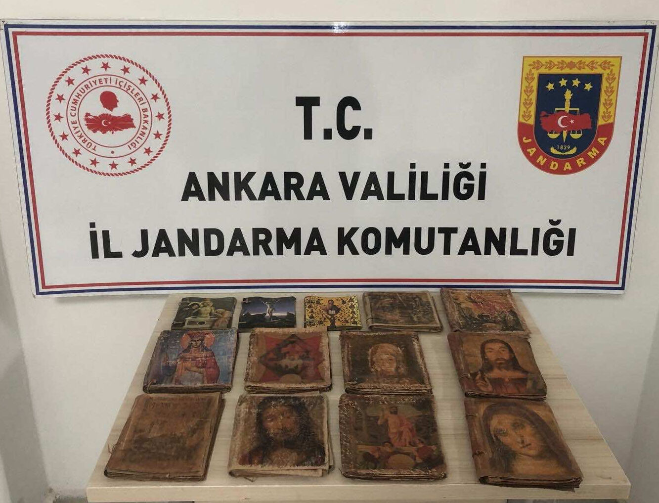 Asırlık İbranice kitaplar ele geçirildi! Ankara'da tarihi eser operasyonunda dikkat çeken yazmalar - 1. Resim