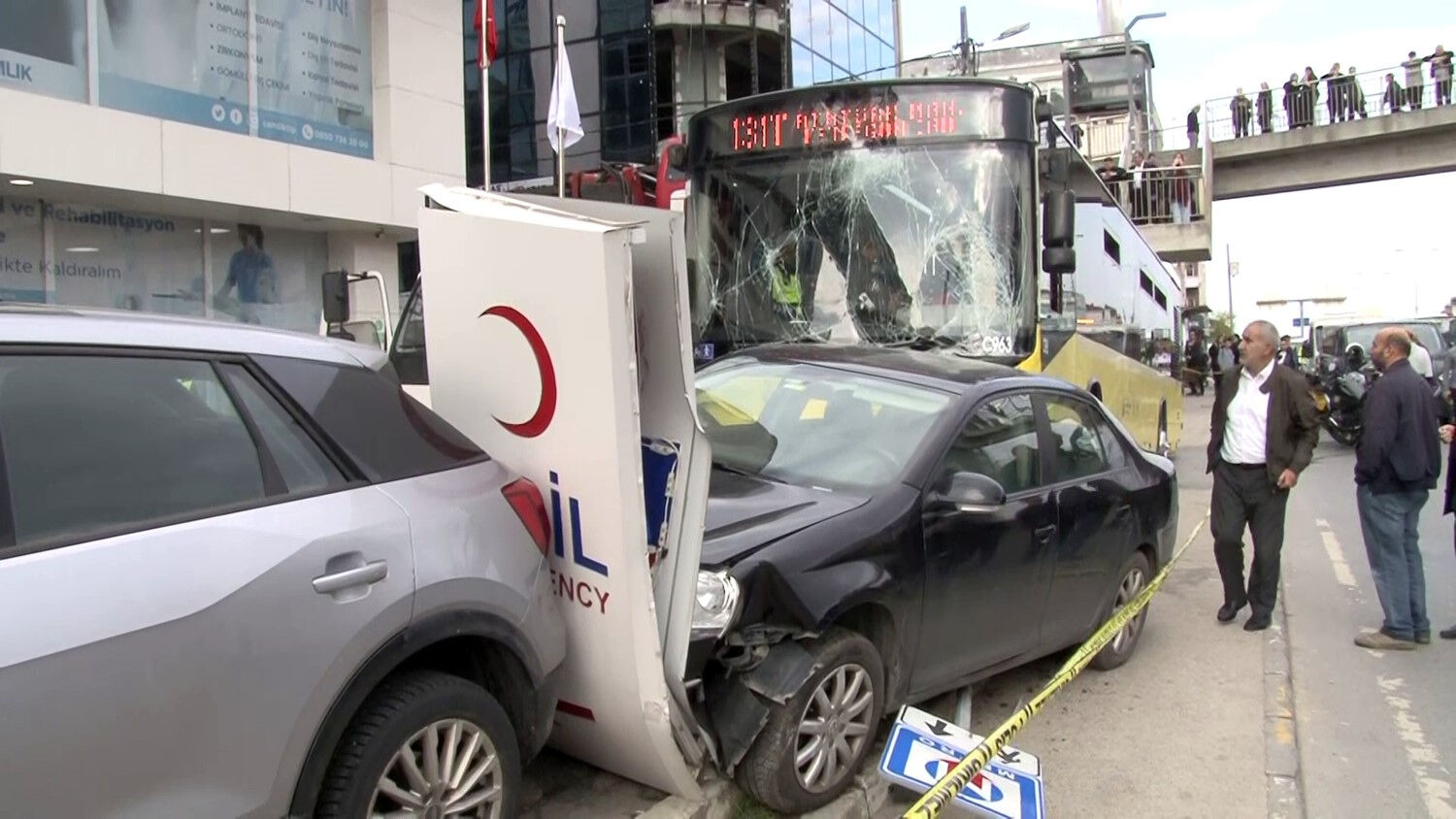 Çekmeköy'de İETT otobüsü durağa daldı! Yaralılar var - 2. Resim