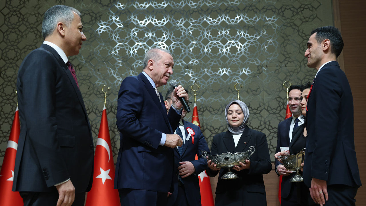 Cumhurbaşkanı Erdoğan, kaymakamın kurasını ikinci kez çekti! Törende tebessüm ettiren anlar - 1. Resim