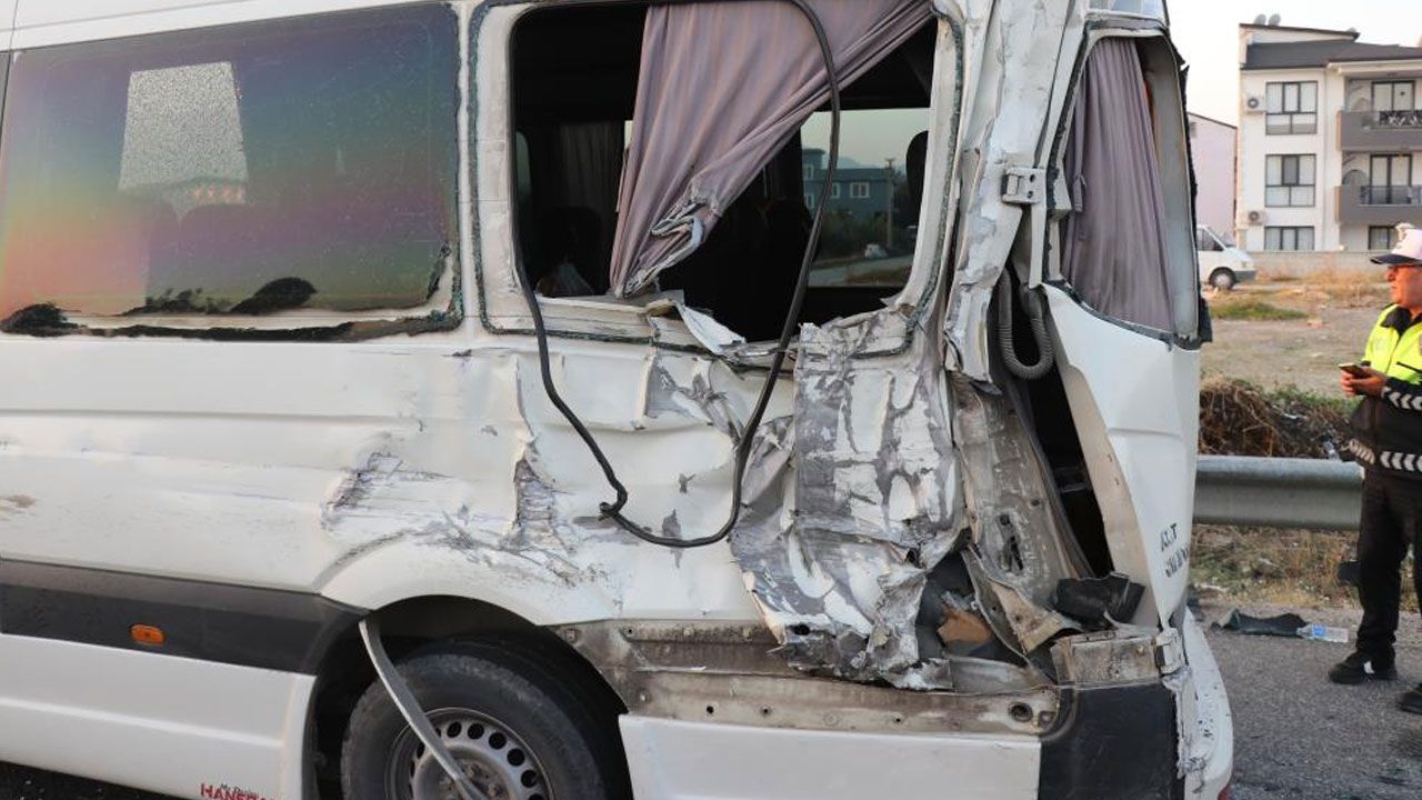 Emniyet şeridinde bekleyen işçi servisine kamyon çarptı: Serviste en arka koltukta oturdu, canından oldu! Emniyet şeridinde bekleyen işçi servisine kamyon çarptı: Serviste en arka koltukta oturdu, canından oldu!