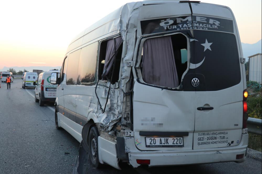 Emniyet şeridinde bekleyen işçi servisine kamyon çarptı: Serviste en arka koltukta oturdu, canından oldu! Emniyet şeridinde bekleyen işçi servisine kamyon çarptı: Serviste en arka koltukta oturdu, canından oldu! - 1. Resim