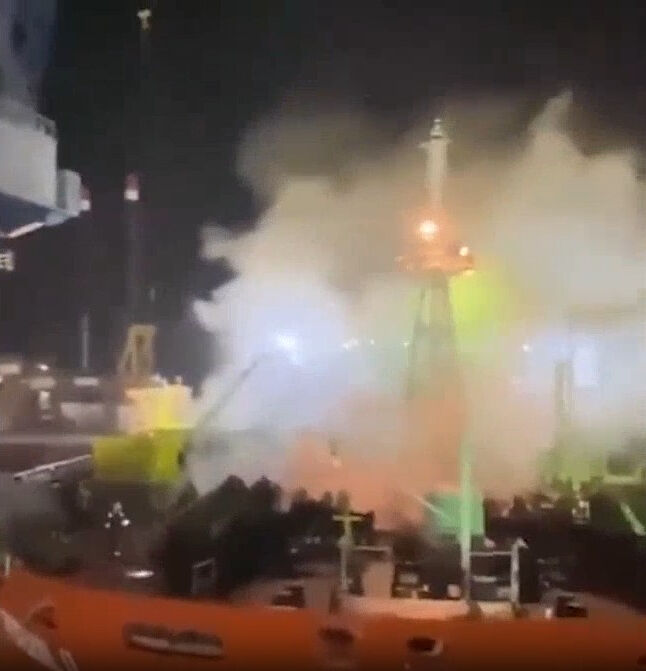 Endonezya'da petrol tankeri alevlere teslim oldu! Çok sayıda can kaybı var - 1. Resim