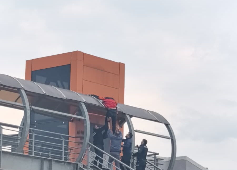 Eşi ayrılmak istedi, bunalıma girip atlamaya çalıştı! - 1. Resim