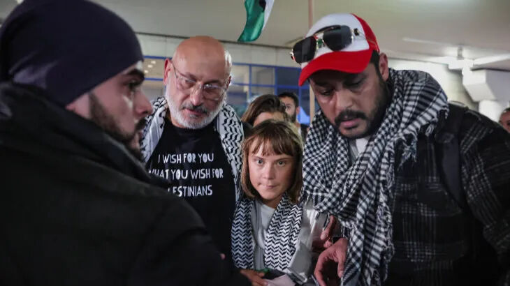 İsveç diplomatları sessiz kaldı! Greta Thunberg, İsrail’deki bilinmeyen işkenceyi anlattı Greta Thunberg, İsrail'de gördüğü işkenceyi anlattı: Defalarca tekme attılar - 1. Resim