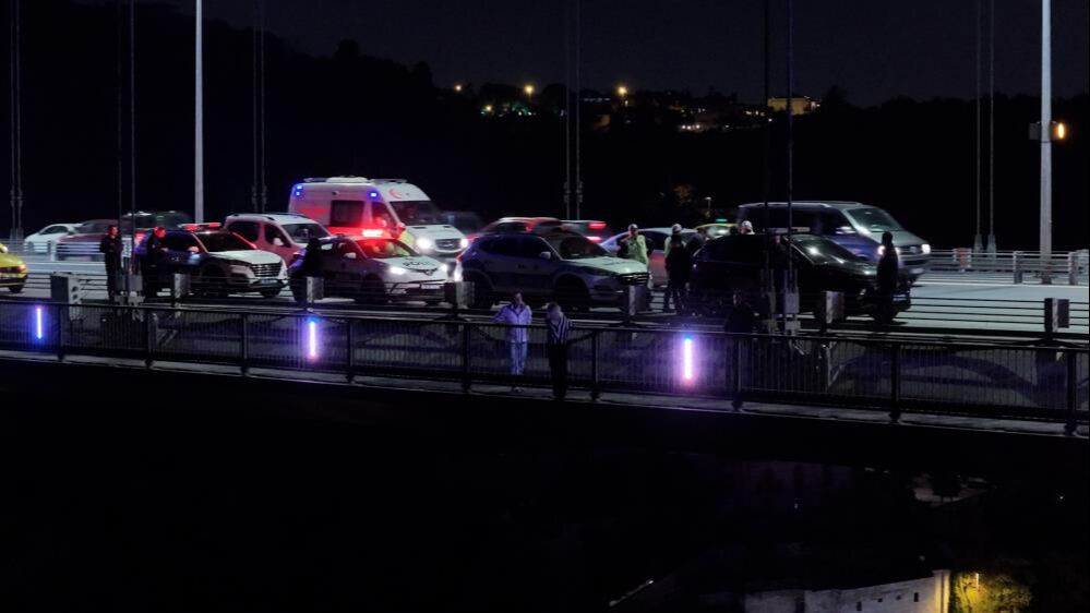 İstanbul'da hareketli anlar yaşandı! FSM'de intihar etmek isteyen kadın ikna edildi - 1. Resim