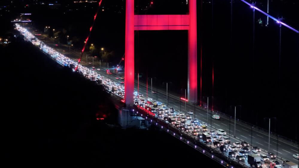 İstanbul'da hareketli anlar yaşandı! FSM'de intihar etmek isteyen kadın ikna edildi - 2. Resim