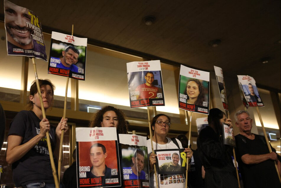 İtalya-İsrail maçı öncesi Filistin protestosu! Gazze'de ölen çocukların adı tek tek kefene yazıldı - 3. Resim