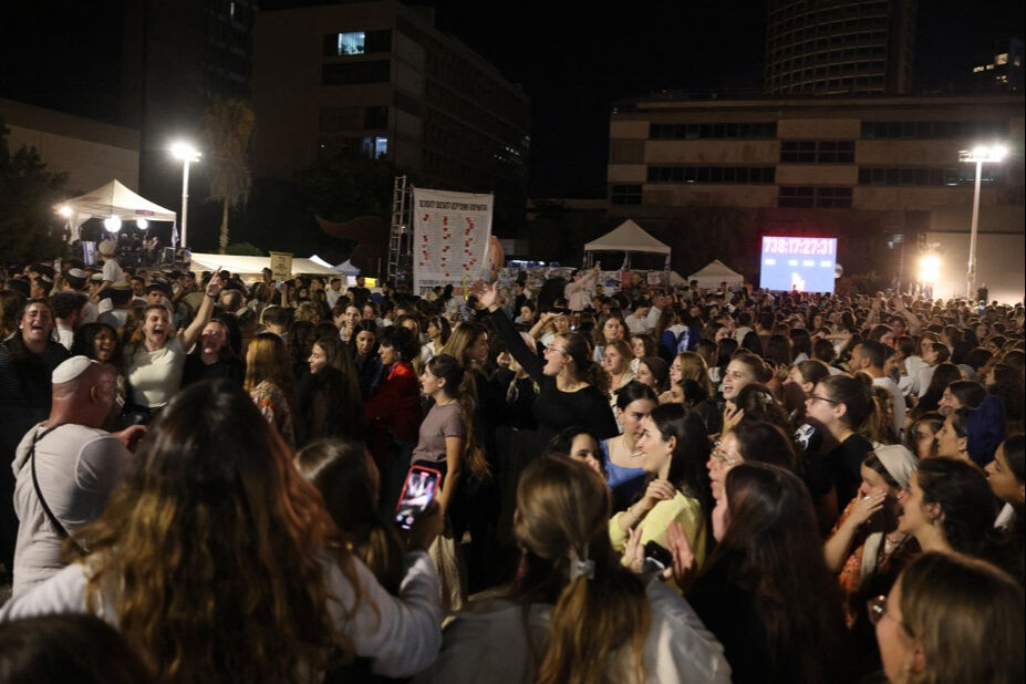 İtalya-İsrail maçı öncesi Filistin protestosu! Gazze'de ölen çocukların adı tek tek kefene yazıldı - 2. Resim