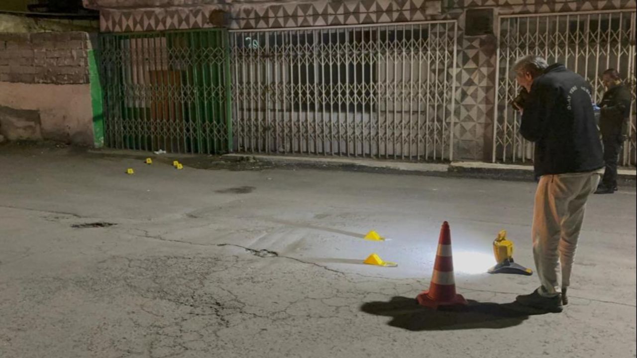 Kayseri'de sıcak saatler! Gece yarısı evi kurşuna dizildi, polis peşinde Kayseri'de sıcak saatler! Gece yarısı evi kurşuna dizildi, polis peşinde