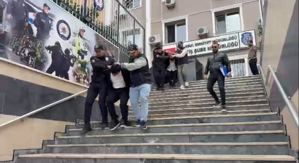 Kuyumcudan 1 kilo altın çaldılar, yakayı Kars'ta ele verdiler - 1. Resim