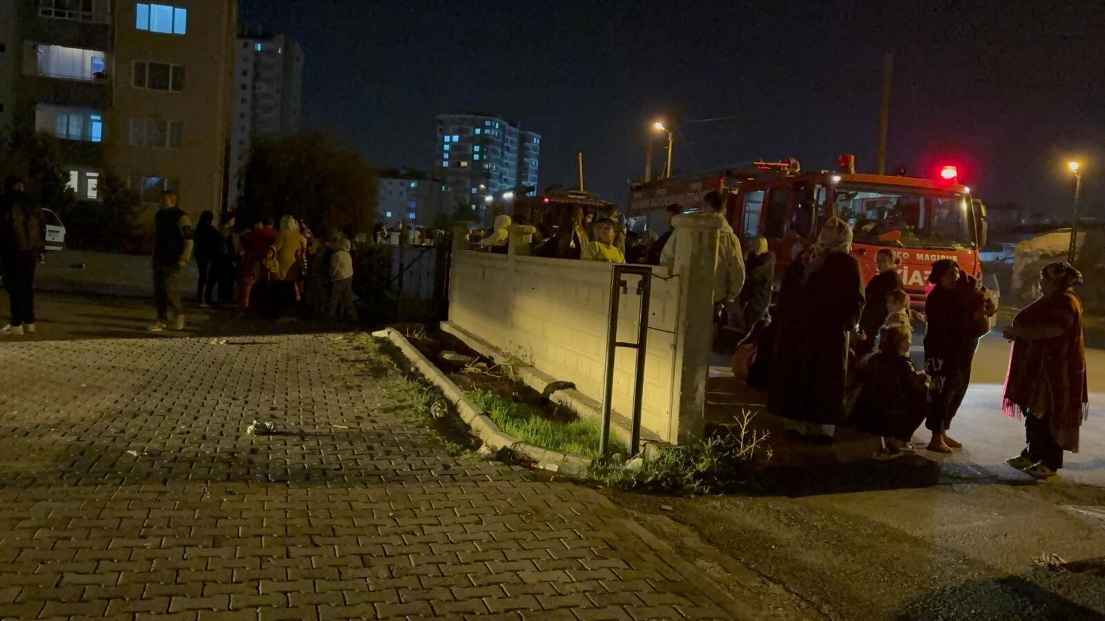 Melikgazi’de herkes pijamalarıyla sokağa döküldü! Bir kanepe herkesi ayağa kaldırdı - 2. Resim