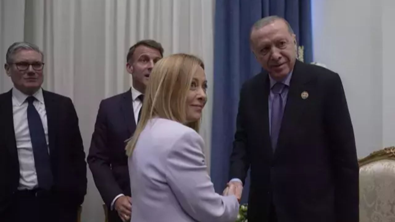 Meloni’nin Erdoğan’a verdiği esprili cevap gündeme oturdu: Birini öldürmek istemiyorum Meloni’nin Erdoğan’a verdiği esprili cevap gündeme oturdu: Birini öldürmek istemiyorum