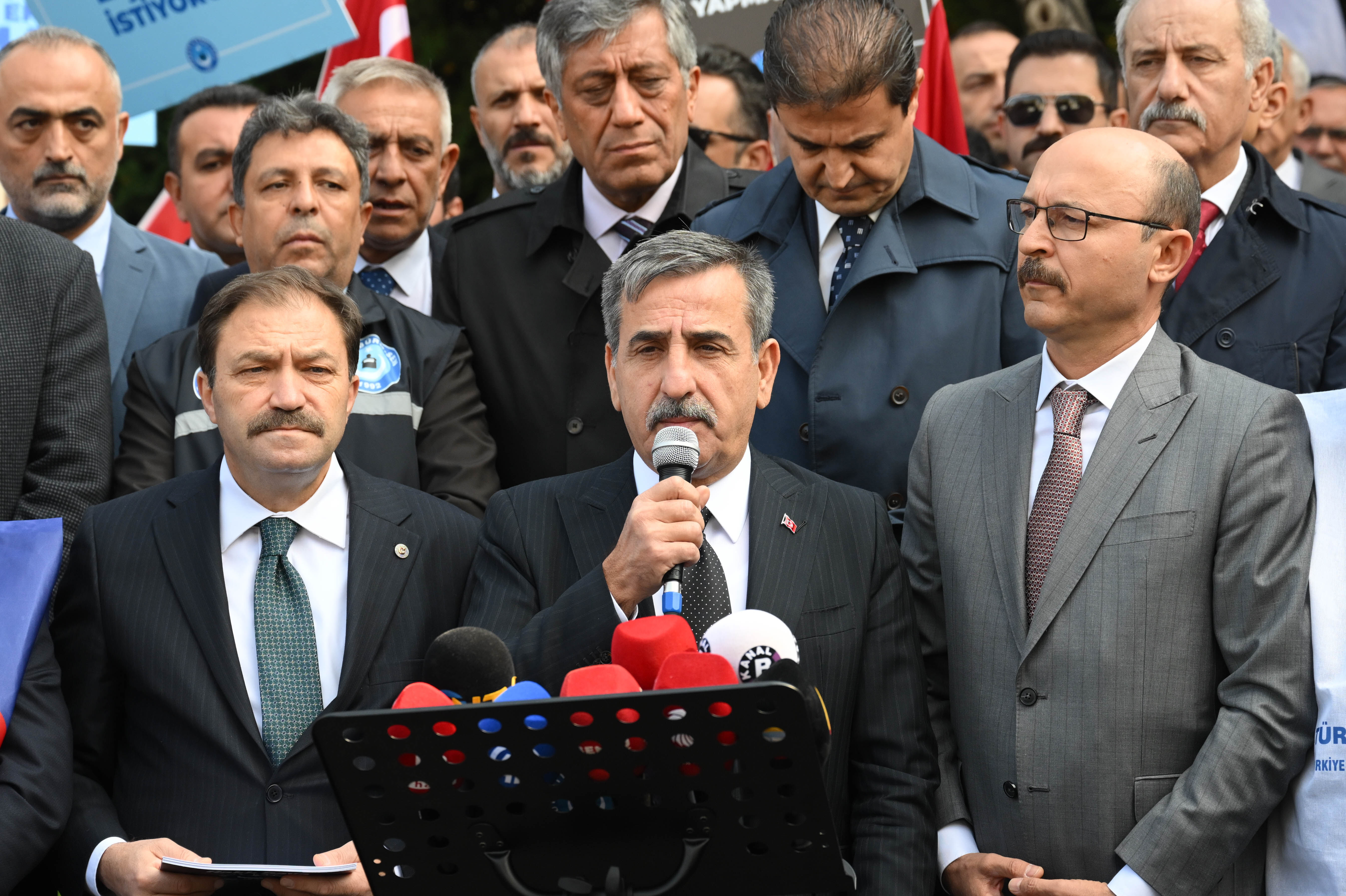 TBMM önünde hükümete seslendiler! Türkiye Kamu-Sen'den memur ve emekli zammı için kritik çağrı - 1. Resim