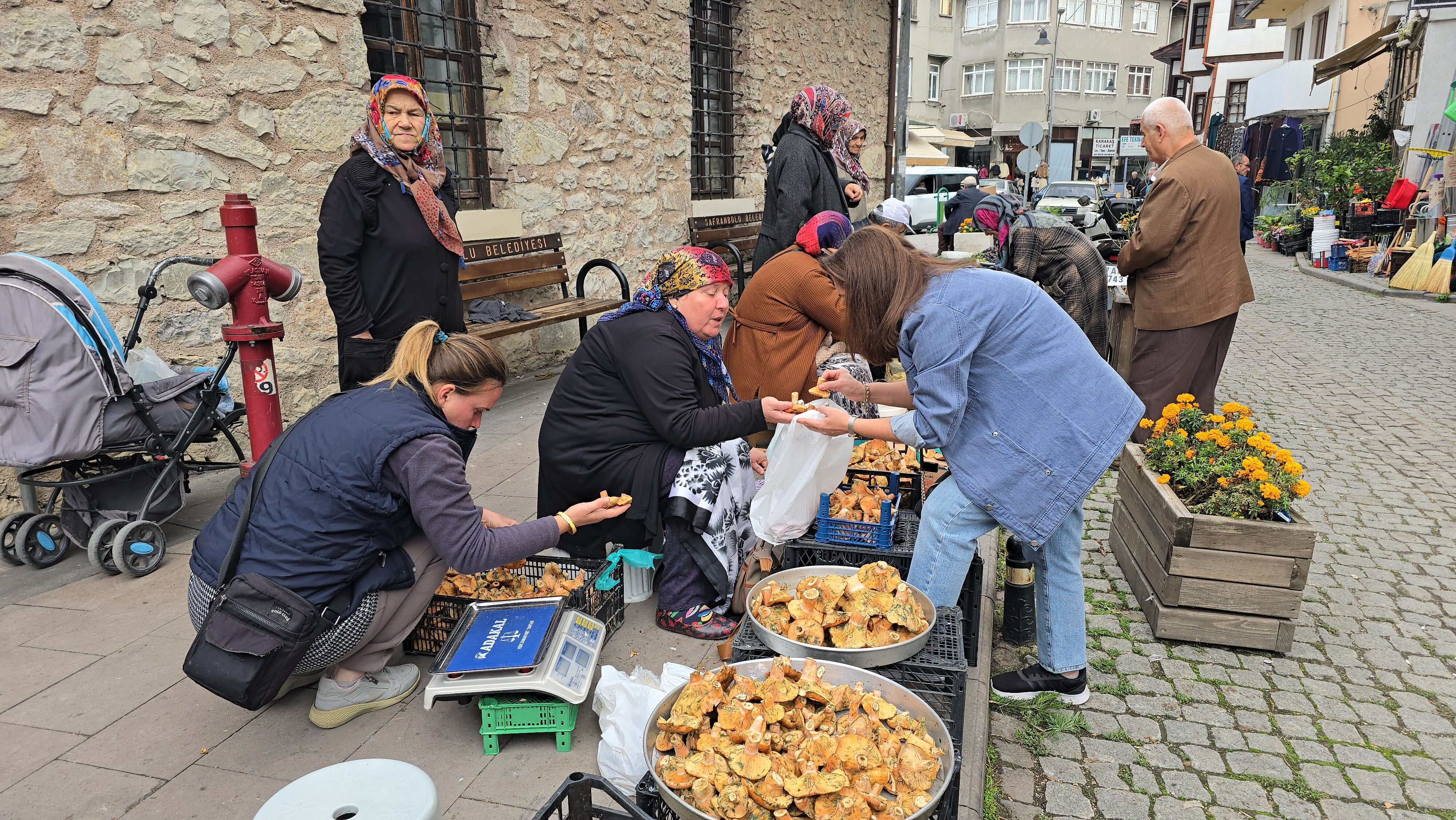 Tezgahlar doldu taştı, fiyatı dikkat çekti! 500 TL'ye alıcı buluyor - 1. Resim